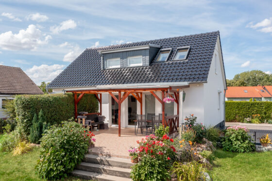 Refurbished detached house with classic J11v in volcanic black with covered terrace.