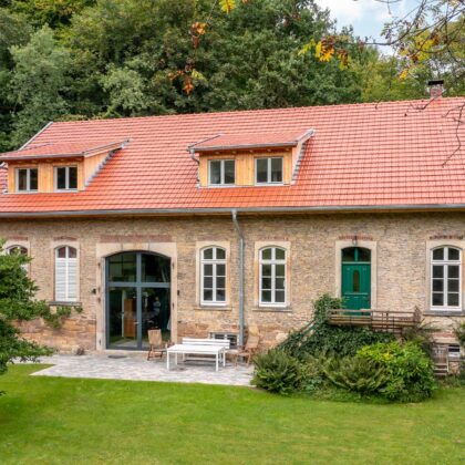 Forsthaus wurde gemäß Denkmalschutz mit Tradition in rotbraun saniert. Hier die Terrasse und tolle Dachoptik im Fokus.