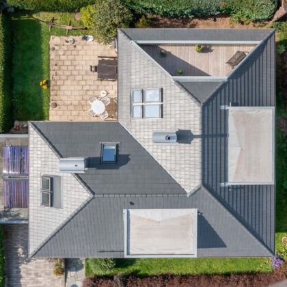 Klinkerbungalow mit WALTHER Stylist Dach in edelschiefer aus der Vogelperspektive mit Dachterrasse.