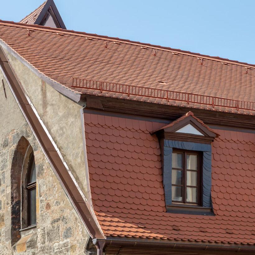 Sanierte Marienkapelle in Bamberg mit naturrotem Biberschwanzziegel im Fokus die Erker und seitlicher Dachabschluss.