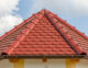 Biberschwanzziegel in edelrosso lässt kleine Kapelle neu erstrahlen. Im Bild der Dachabschluss am Grad.