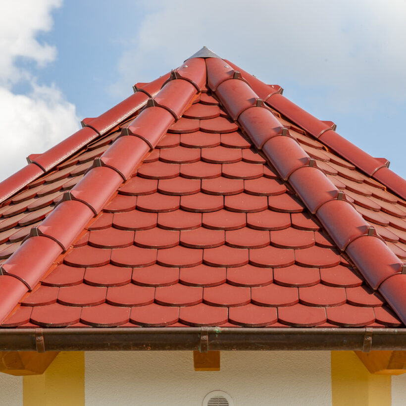 Biberschwanzziegel in edelrosso lässt kleine Kapelle neu erstrahlen. Im Bild der Dachabschluss am Grad.