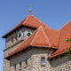 Verstärkter süddeutscher Biber Rundschnitt auf Pfarrkirche in Waffenbrunn im Bild die Kirchenuhr.