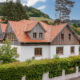 Saniertes Wohnhaus mit Biberschwanzziegeln Rundschnitt in natur plus. Auf dem Foto die schräge Gesamtansicht.