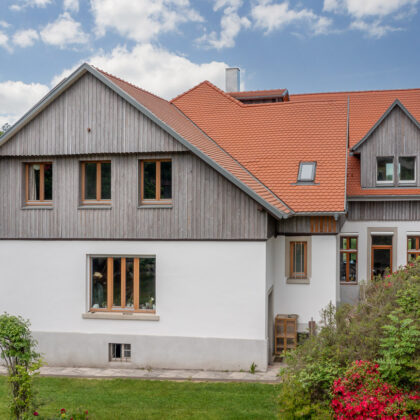 Saniertes Wohnhaus mit Biberschwanzziegeln Rundschnitt in natur plus.