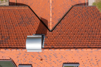Typisches Schwarzwaldhaus mit geflammten Biber mit Schneestopnasen und First.