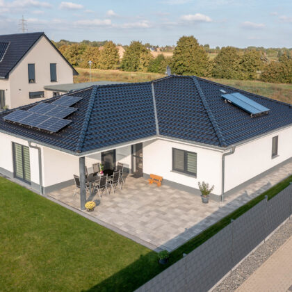 Bungalow mit PV-Aufdachanlage und unserem Flachdachziegel J11v in edelschwarz.