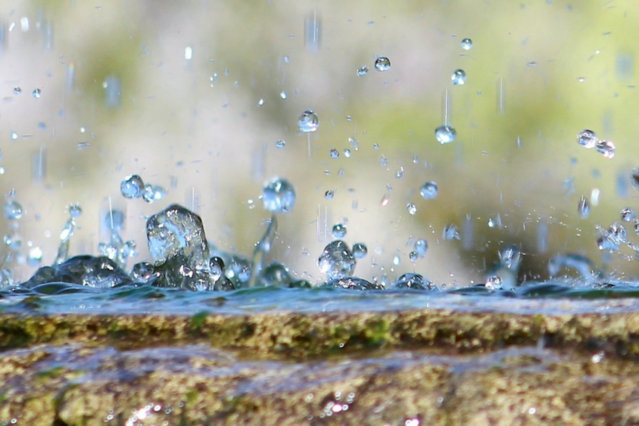 Solar roof tiles have a long service life - image of raindrops