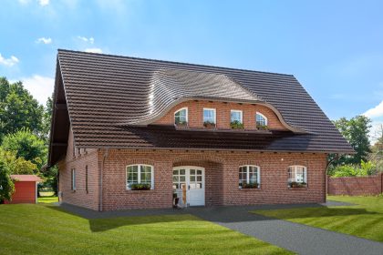 Klinkerhaus mit Biberschwanzziegel in maronenbraun