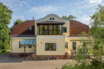 Villa mit maronenbraunem Berliner Biber