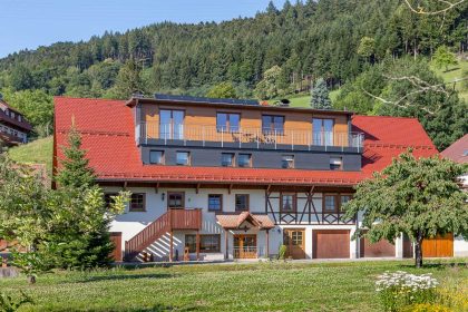 Bauernhaus mit Fachwerk, auf dem Dach der Biberschwanzziegel in edelmarone