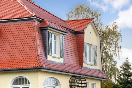 Einfamilienhaus mit Mansarddach, gedeckt mit Biberschwanzziegel in rotbraun