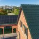 Auf saniertem Klinkerhaus ist unser tannengrüne Berliner Biber gedeckt, auf dem Bild sieht man das Nebengebäude samt PV