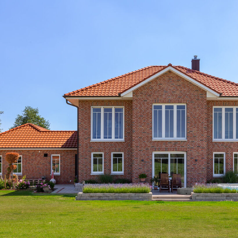 Villa mit Klinker und Flachdachziegel J11v in altrot, im Bild die Terrasse