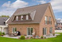 Modernes Kapitänshaus mit J11v in dunkelbraun mit Blick auf die Terrasse.