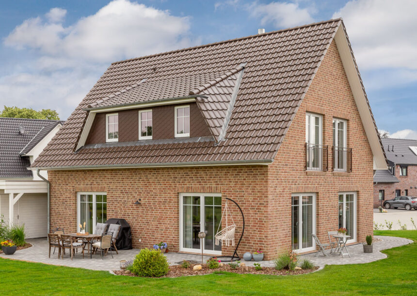 Modernes Kapitänshaus mit J11v in dunkelbraun mit Blick auf die Terrasse.