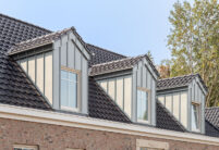 Stilvolles Einfamilienhaus mit Flachdachziegel J11v in edelschwarz mit Blick auf die Terrasse.