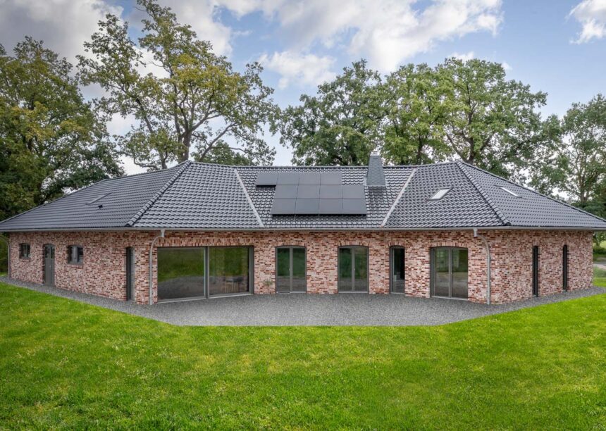 Bungalow mit tollem Klinker und Flachachziegel J11v in vulkanschwarz mit Einblick auf die Terrasse