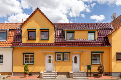 Klassiker J11v in bordeauxrot auf saniertem Wohnhaus.