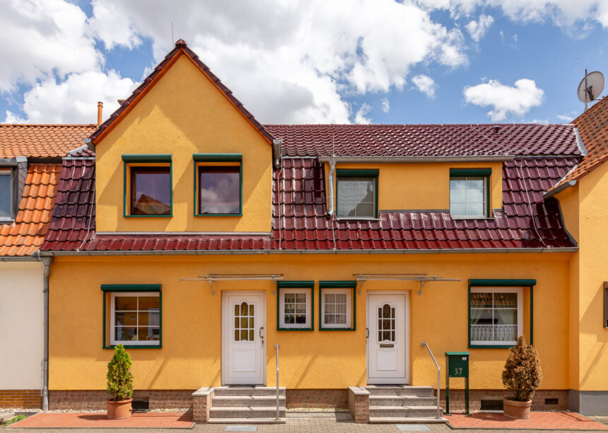 Klassiker J11v in bordeauxrot auf saniertem Wohnhaus.