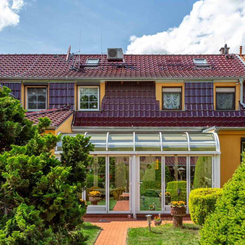 Na de renovatie heeft de eengezinswoning een bordeauxrood dak gekregen.