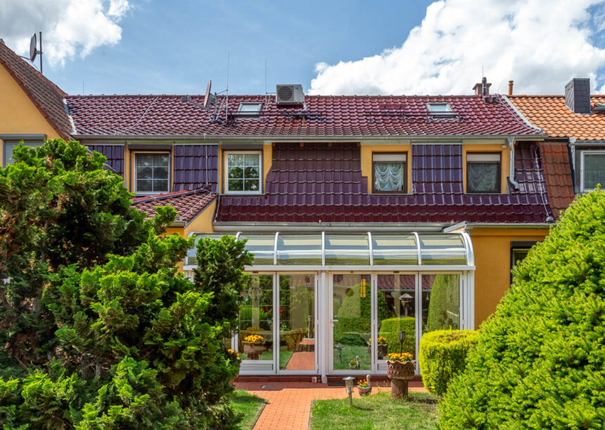 Na de renovatie heeft de eengezinswoning een bordeauxrood dak gekregen.