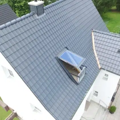Vogelperspektov von Haus mit Dachterrasse und J11v Dach in der dezenten Glaur lavagrau matt