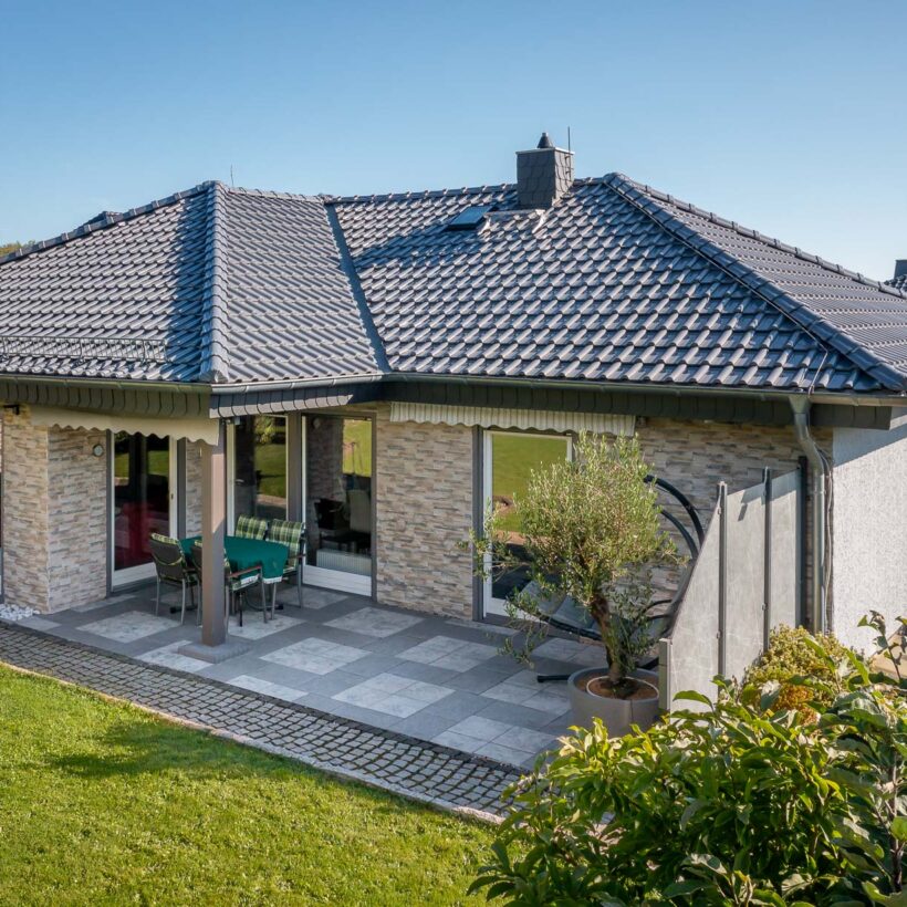 Terrasse von saniertem Bungalow mit J13v Dach in silbergrau.