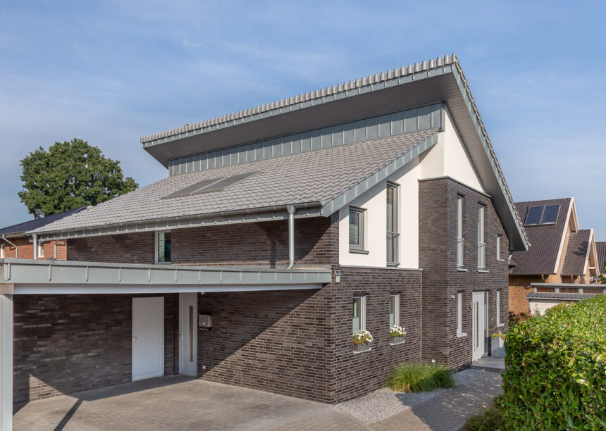 Rear view of a shed roof house with J13v flat roof tile in silver-grey