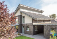 Modern detached house with mono-pitch roof, covered with silver-grey flat roof tile J13v