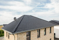 View of a hipped roof with flat roof tile J13v and ridge tile F6v