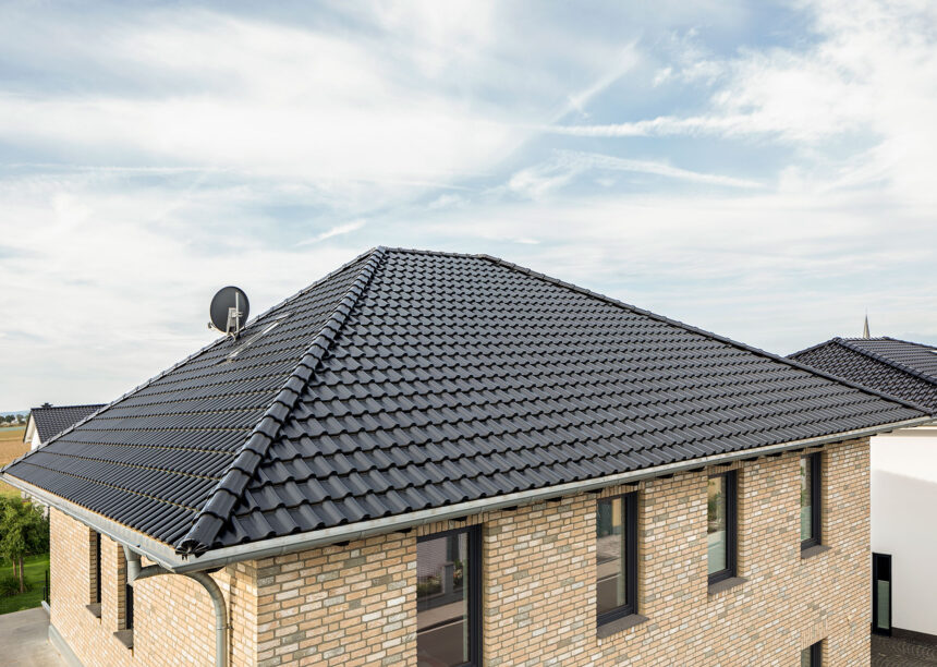 View of a hipped roof with flat roof tile J13v and ridge tile F6v