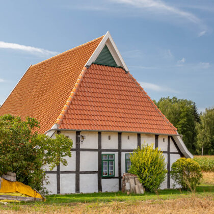 Hohlpfanne auf denkmalgeschützem Einfamilienhaus mit Fachwerk