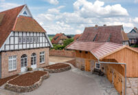 Solar tile Stylist-PV with Autarq on barn with half-timbering and clinker façade.