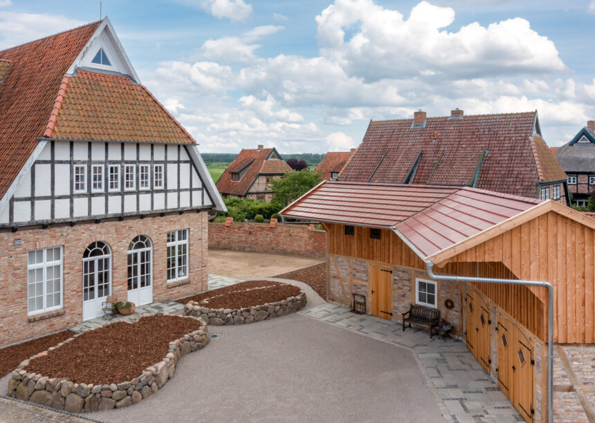 Solar tile Stylist-PV with Autarq on barn with half-timbering and clinker façade.