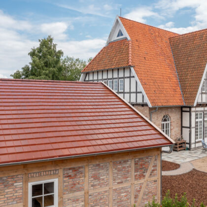 Solar tile Stylist-PV with Autarq on barn with half-timbering and clinker façade.