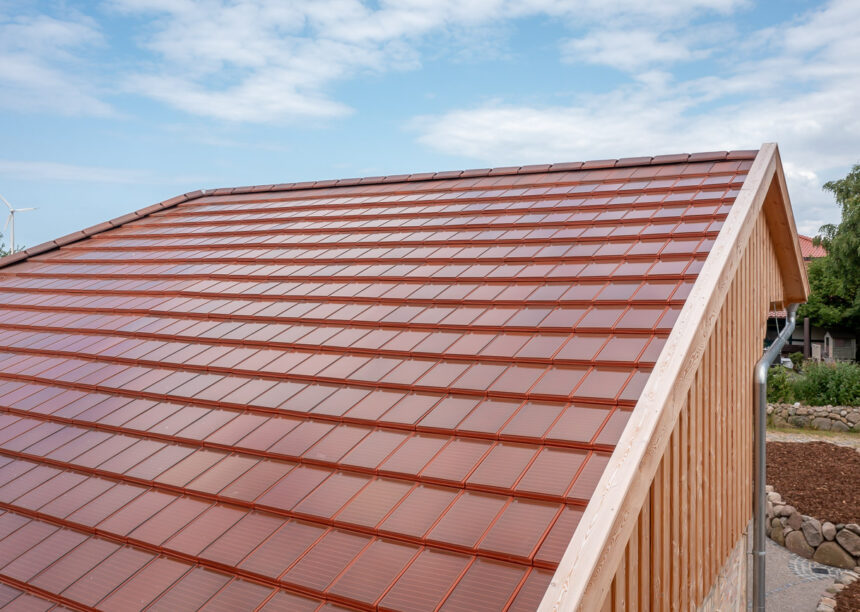 Solar tile Stylist-PV with Autarq on barn with half-timbering and clinker façade.