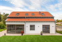 Modern house with modern, natural red Walther Stylist roof tile focussing on the side roof finish