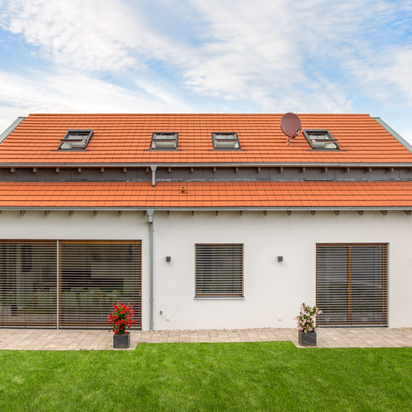 Modern house with modern, natural red Walther Stylist roof tile focussing on the side roof finish