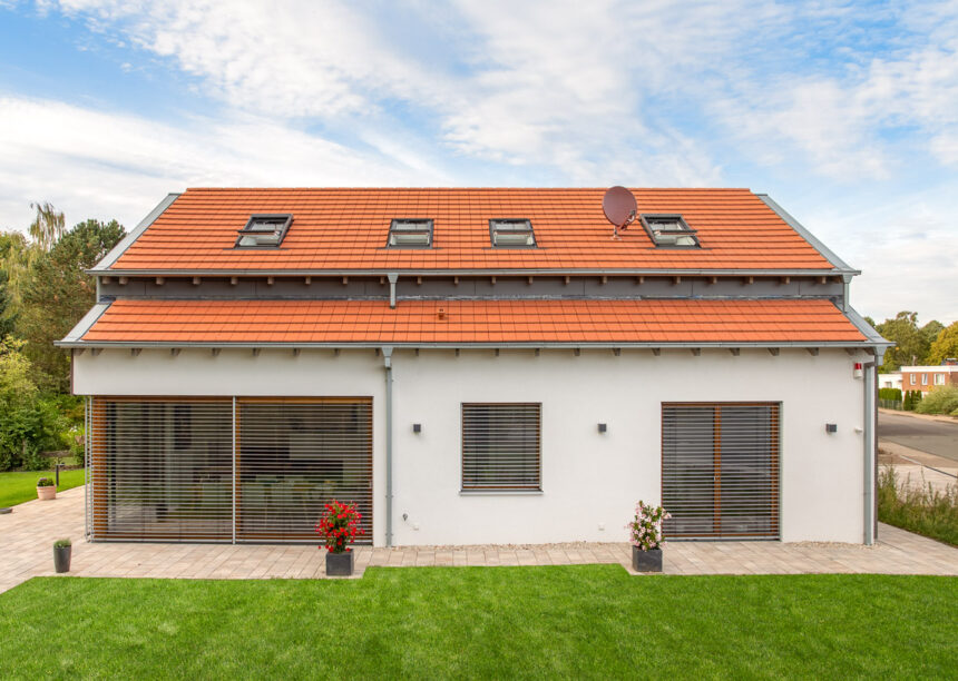 Modern house with modern, natural red Walther Stylist roof tile focussing on the side roof finish