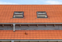 Modernes Haus mit modernem, naturrotem Dachziegel Walther Stylist mit Fokus auf das Lichtband in der Mitte des Daches