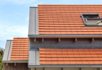 Modern house with modern, natural red Walther Stylist roof tile focussing on the side roof finish