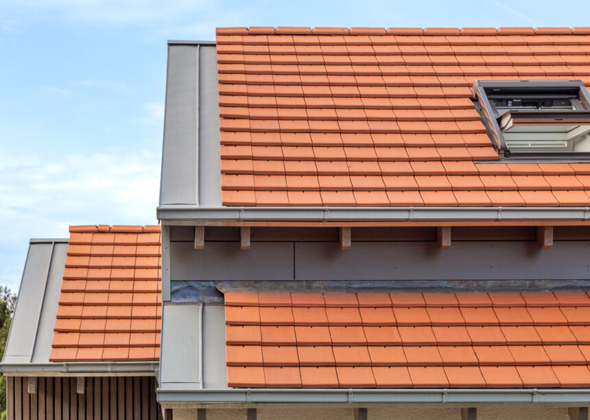 Modern house with modern, natural red Walther Stylist roof tile focussing on the side roof finish