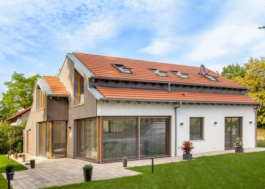 Modern house with modern, natural red roof tile Walther Stylist