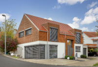 Detached house with wooden elements and the WALTHER Stylist flat tile in red-brown on the roof