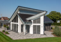 Architect's house with mono-pitch roof and flat tiles in edelnero