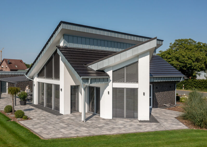 Architect's house with mono-pitch roof and flat tiles in edelnero