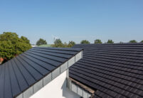 Architect's house with mono-pitch roof and flat tiles in edelnero