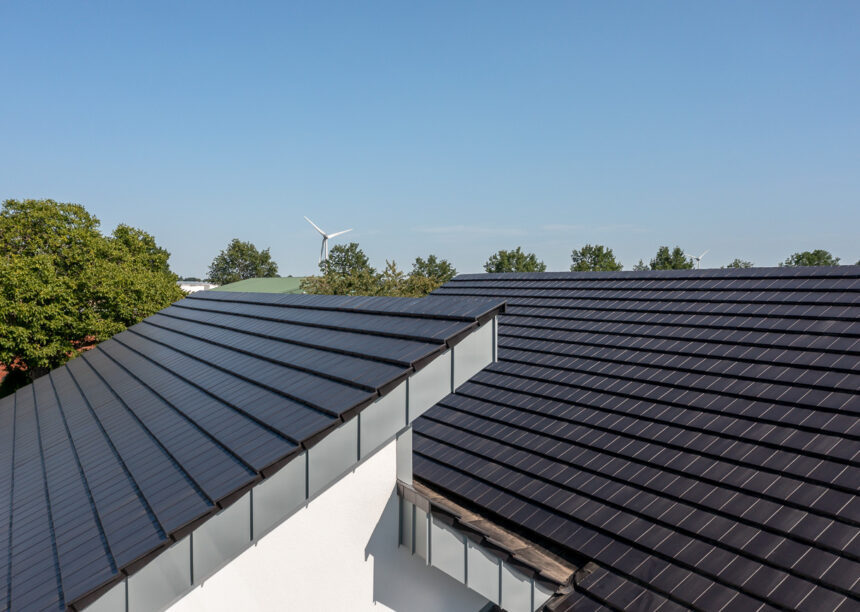 Architect's house with mono-pitch roof and flat tiles in edelnero