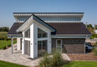 Architect's house with mono-pitch roof and flat tiles in edelnero